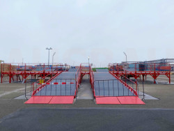 Laadbruggen waarmee vier vrachtwagens tegelijk kunnen worden geladen