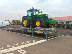 Laadbrug voor grote machines voor een Tsjechisch landbouwbedrijf